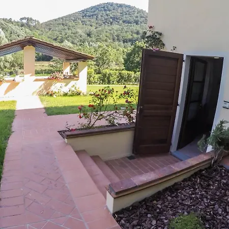 Casale La Fata: Tuscan Hillside Retreat With Independent